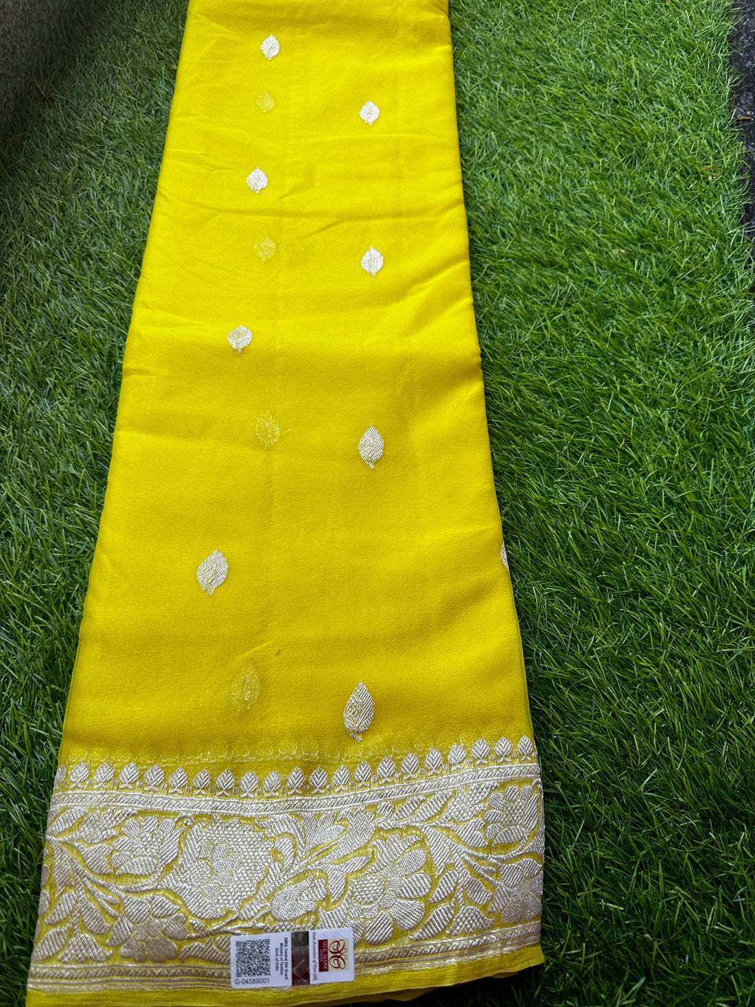 Pure khaddi chiffon,beautiful lemon yellow.