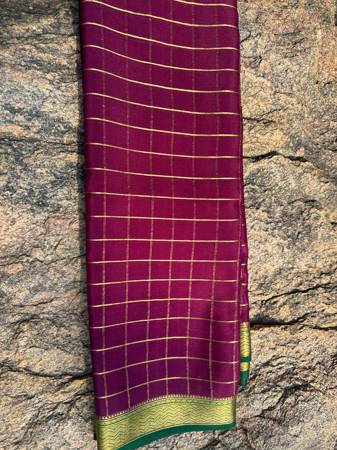 Dark wine with green, big checks all over the body. 75 grams thickness.