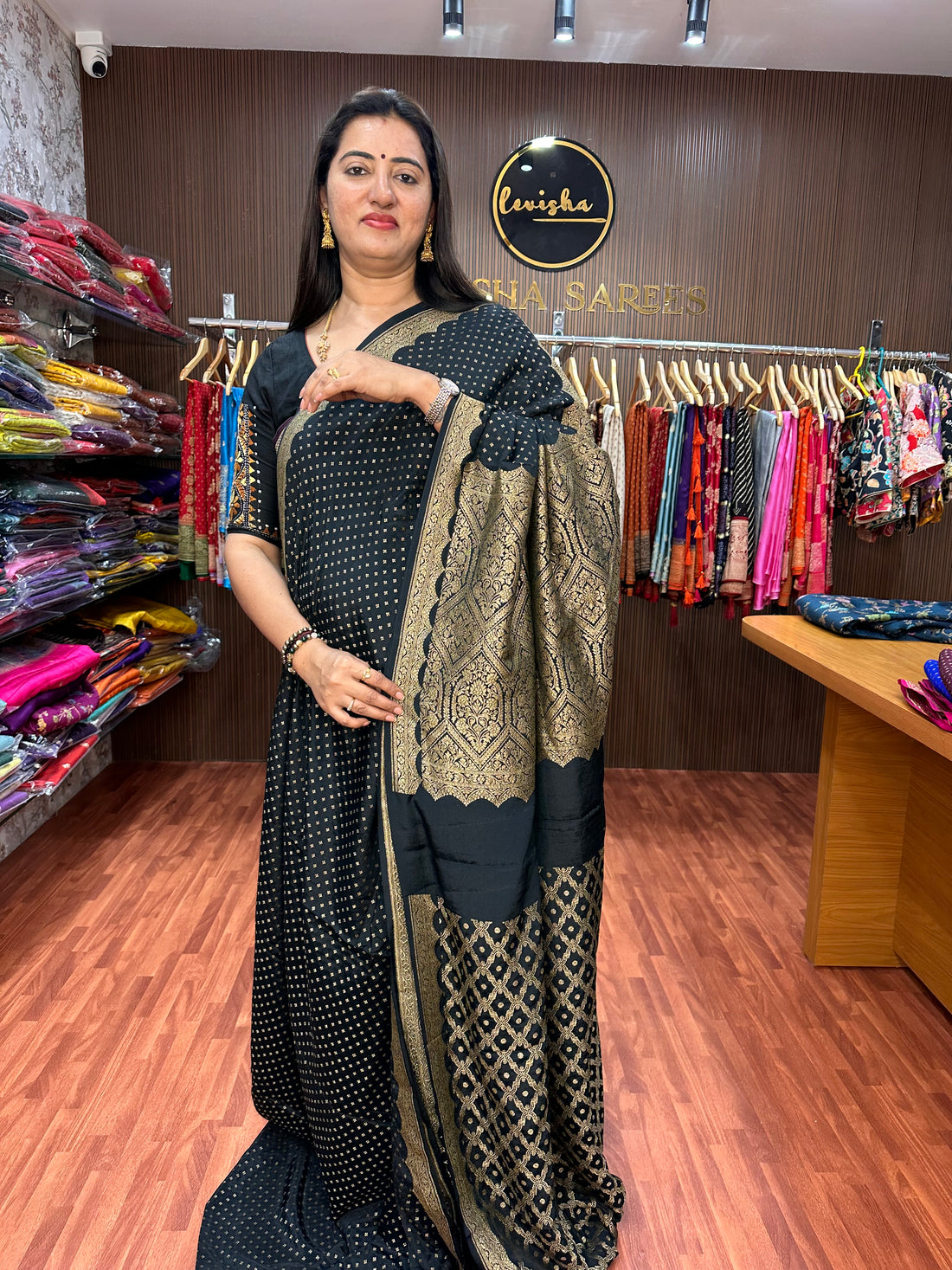 Black pure crepe Banaras scallop border