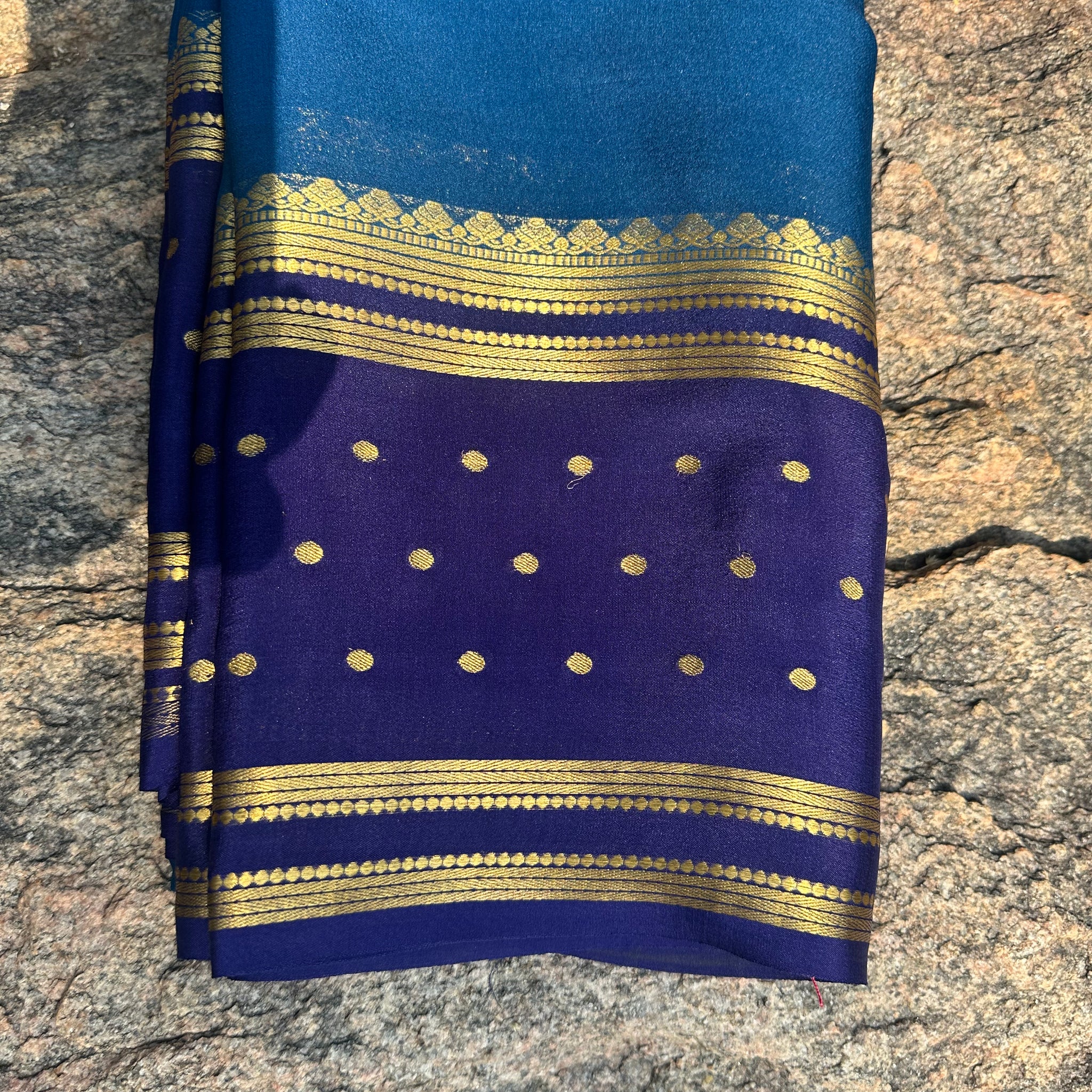Peacock blue with dark blue bentex border with dots. 100 grams