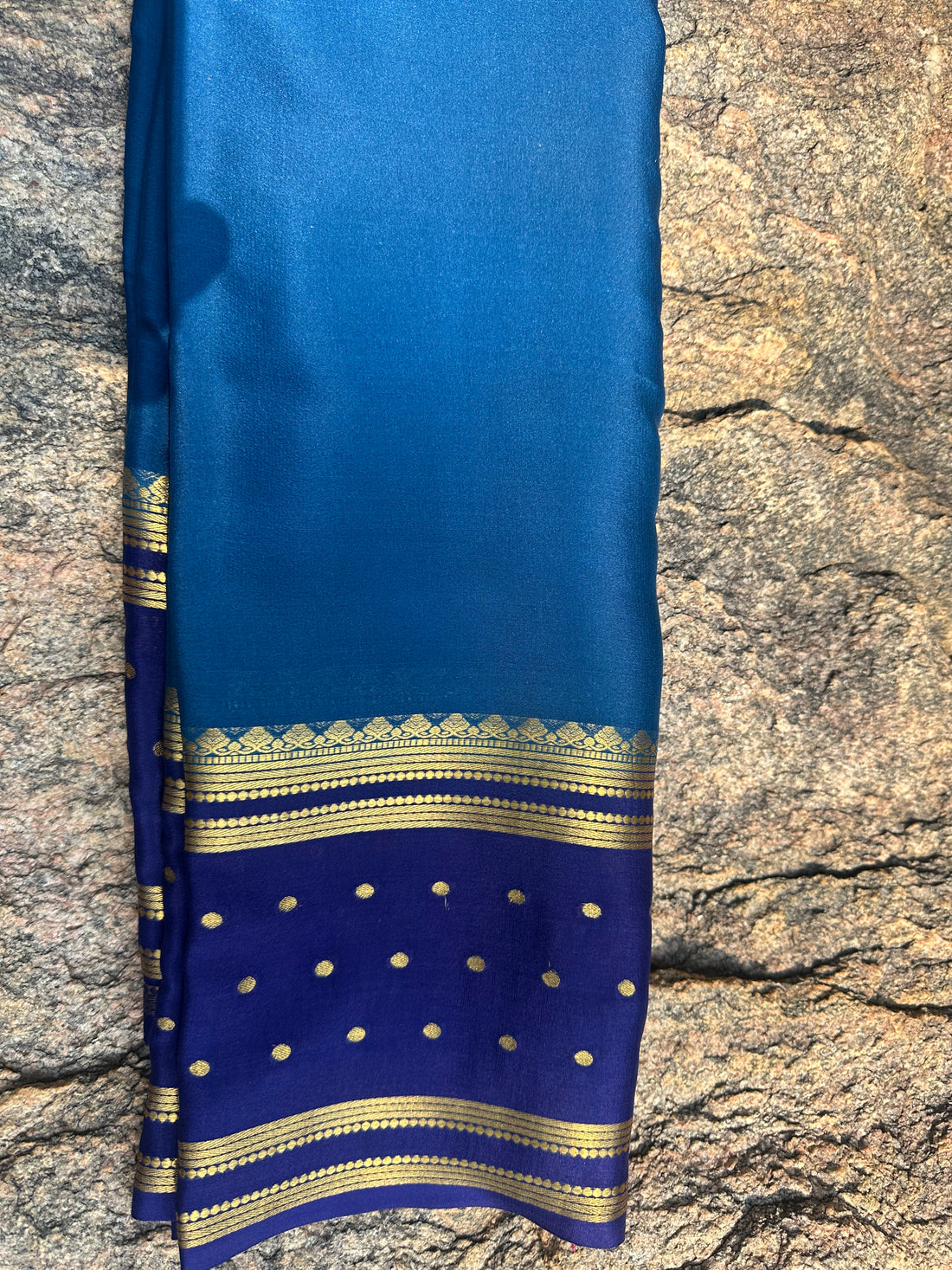 Peacock blue with dark blue bentex border with dots. 100 grams