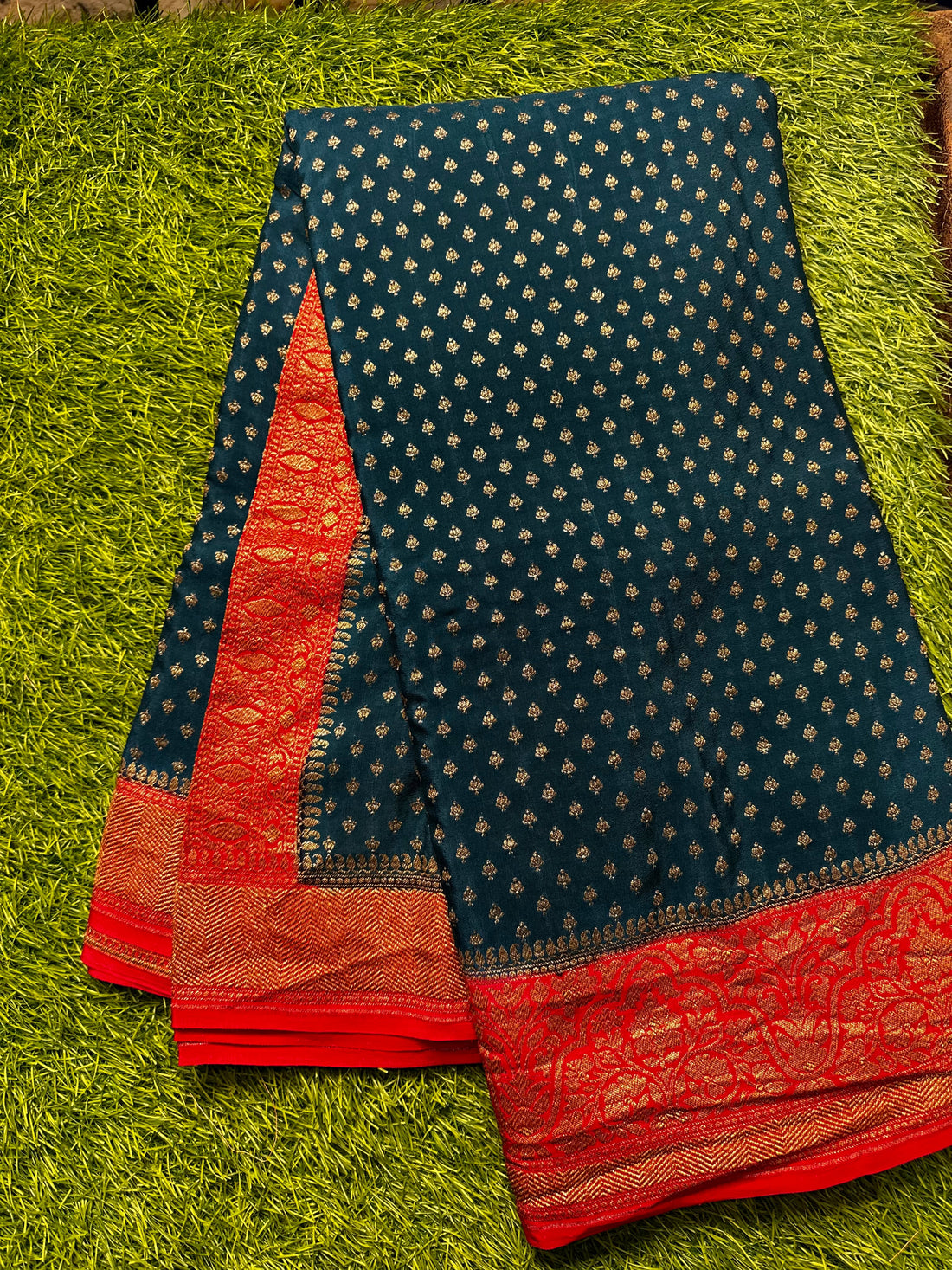 Peacock green with red pure crepe Banaras