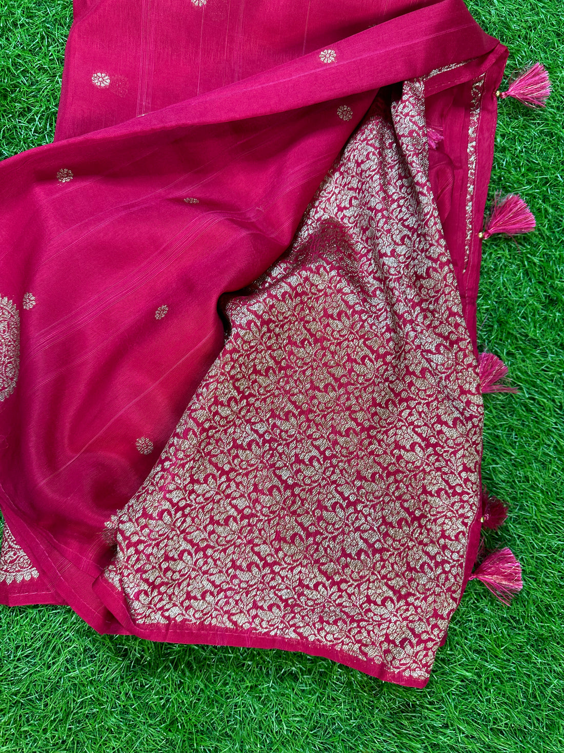 Dola silk saree with round border