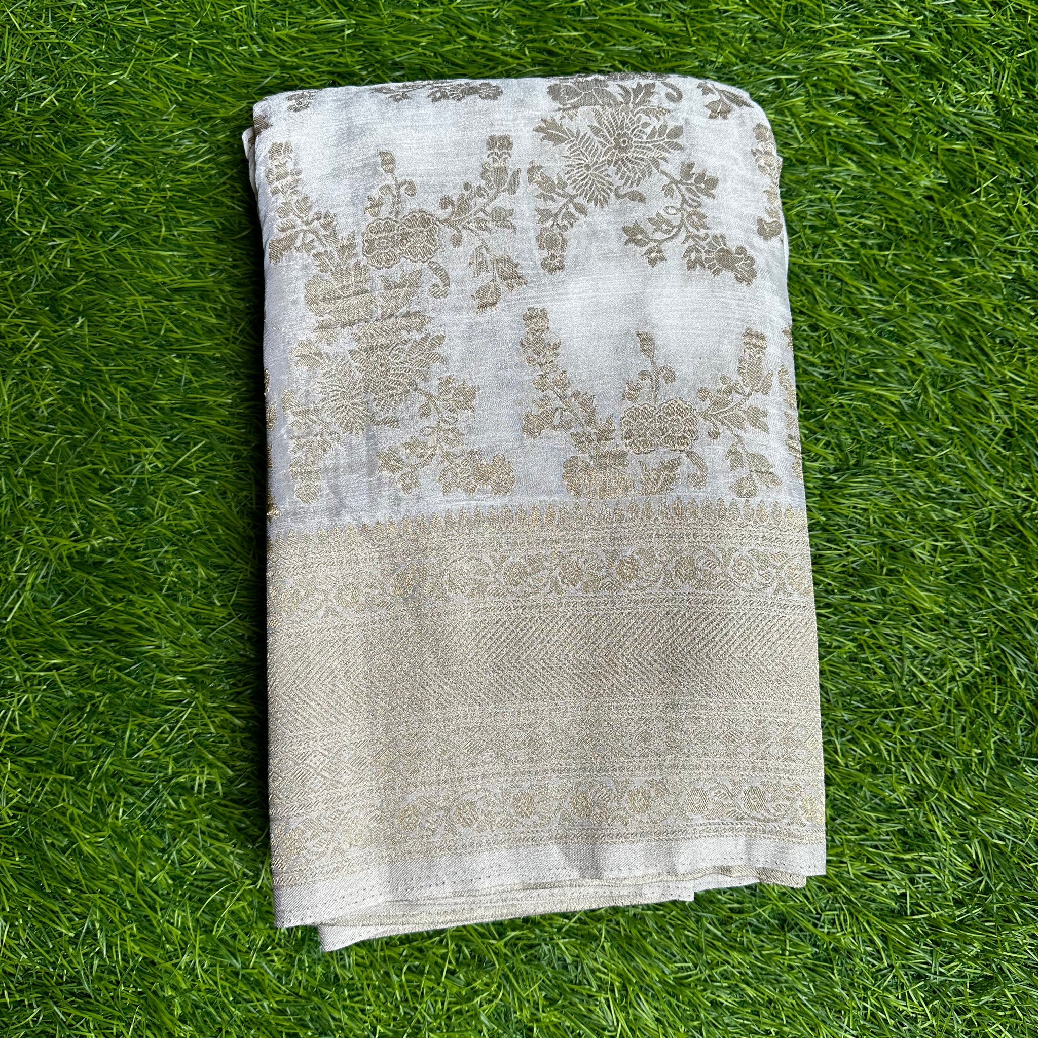 Crushed georgette in white colour